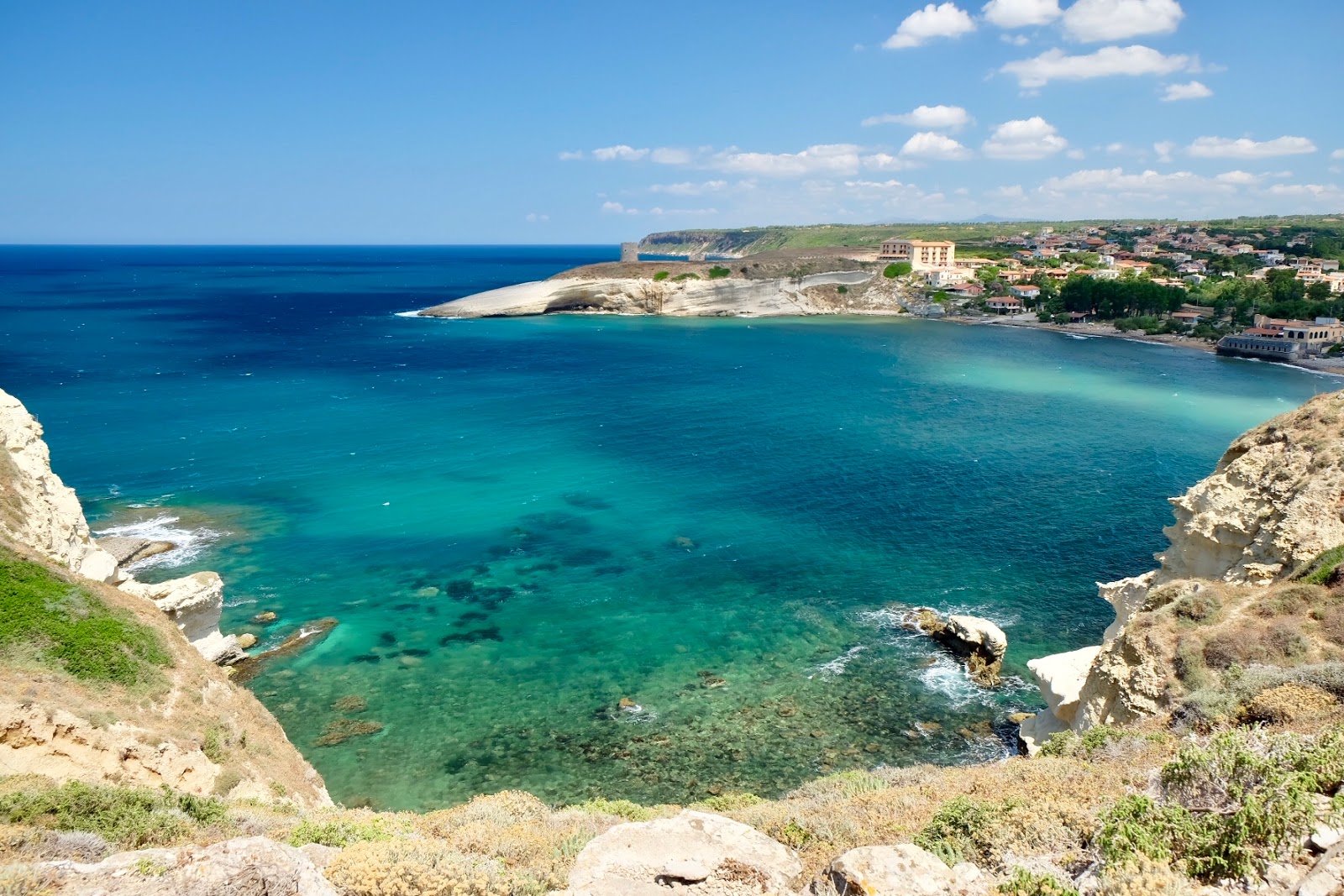 Foto von Spiaggia di Santa Caterina di Pittinuri mit schwarzer sand & kiesel Oberfläche