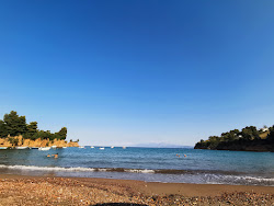 Fotografie cu Kotsikia beach înconjurat de munți