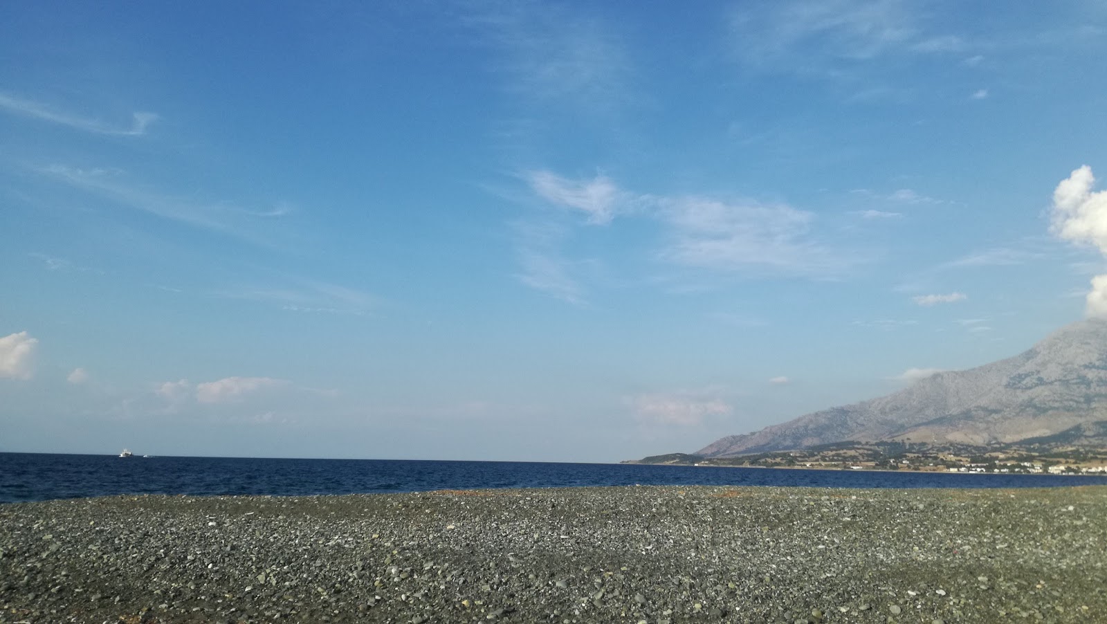 Zdjęcie Kamariotisa beach z powierzchnią niebieska czysta woda
