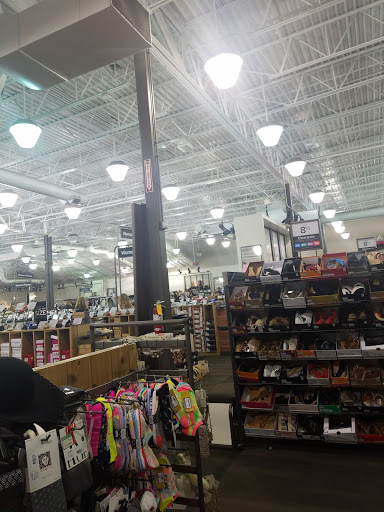 Shoe Store «DSW Designer Shoe Warehouse», reviews and photos, 2155 22nd St, Oak Brook, IL 60523, USA