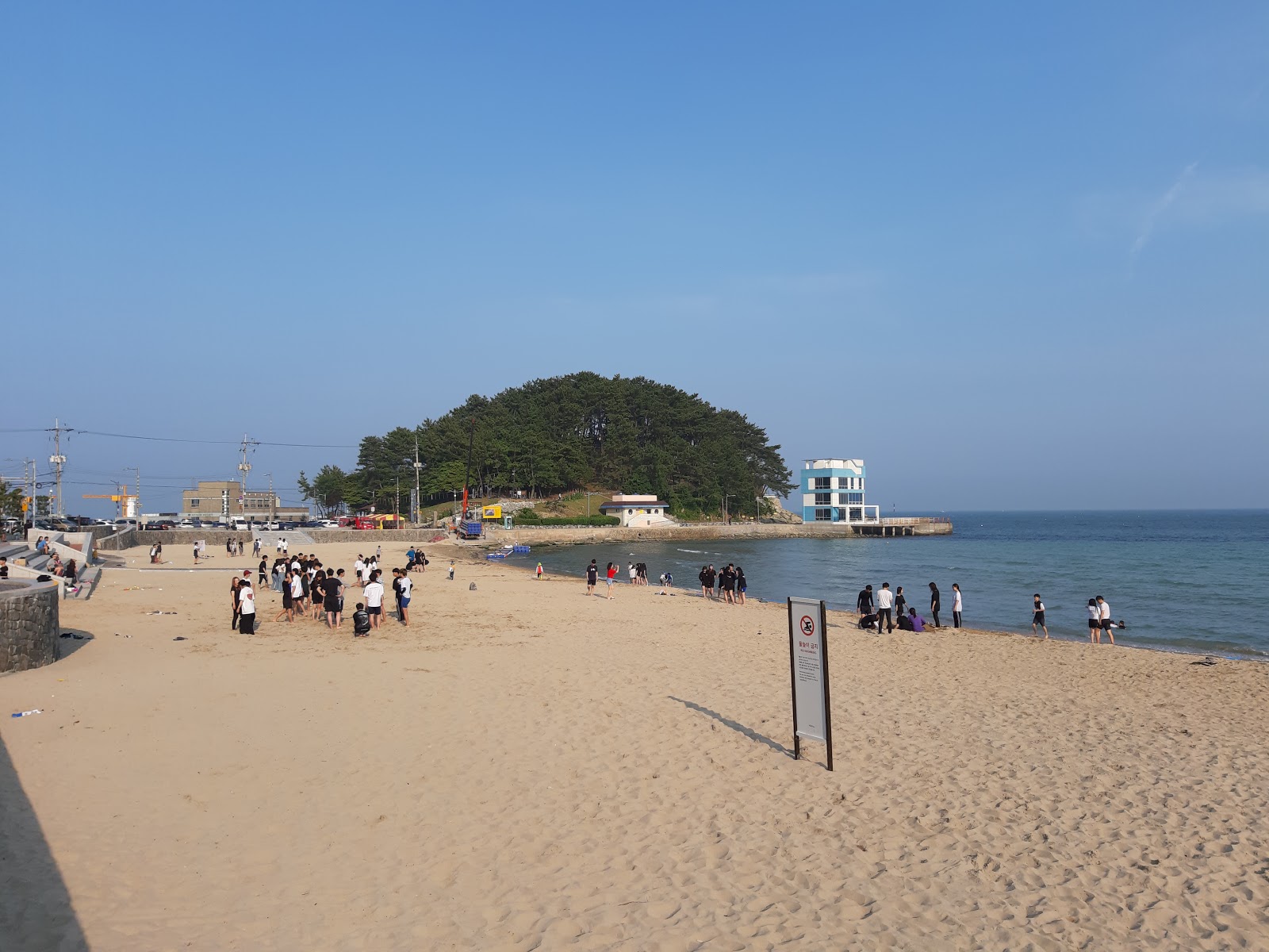 Foto av Songjeong Beach omgiven av klippor