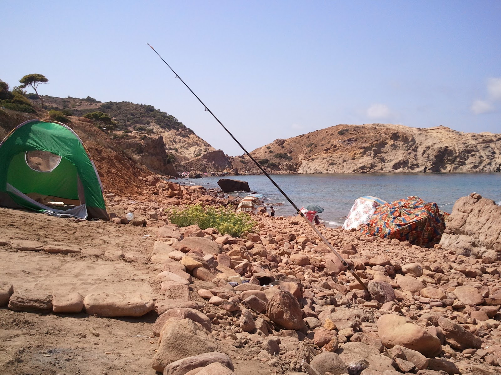 Φωτογραφία του Mkhalled plage υποστηρίζεται από βράχους