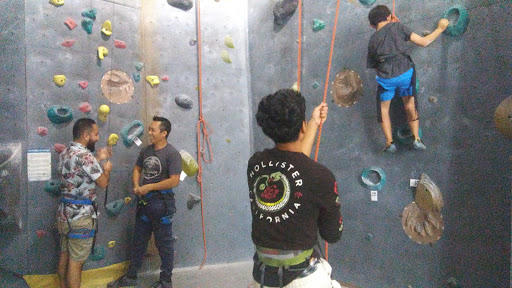 Rock Climbing Gym «Hangar 18 Indoor Climbing Gym - Long Beach», reviews and photos, 2599 E Willow St, Signal Hill, CA 90755, USA