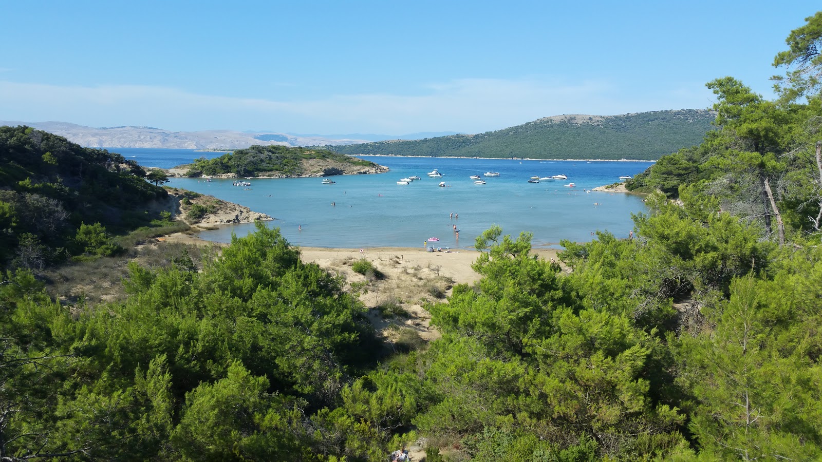 Φωτογραφία του Sturic beach με μπεζ άμμος επιφάνεια