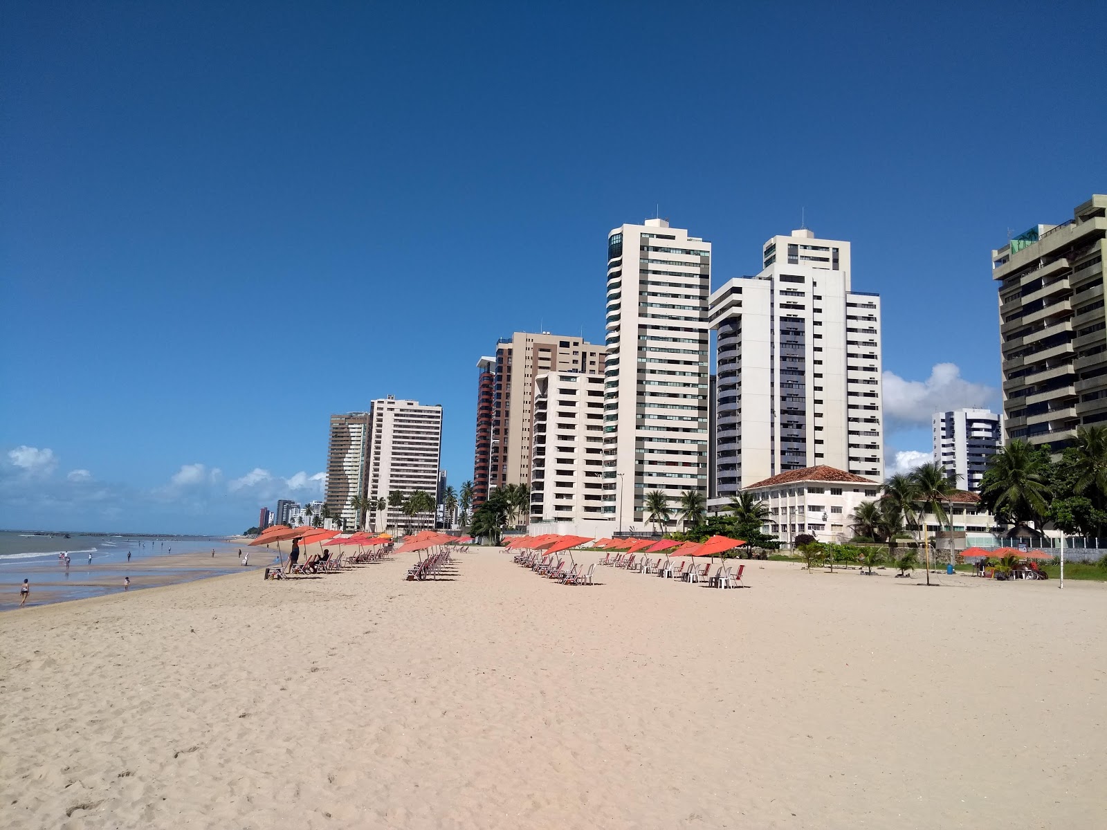 Foto di Praia de Piedade con una superficie del sabbia beige