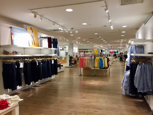 Clothing Store «Gap», reviews and photos, 200 State St, Boston, MA 02109, USA