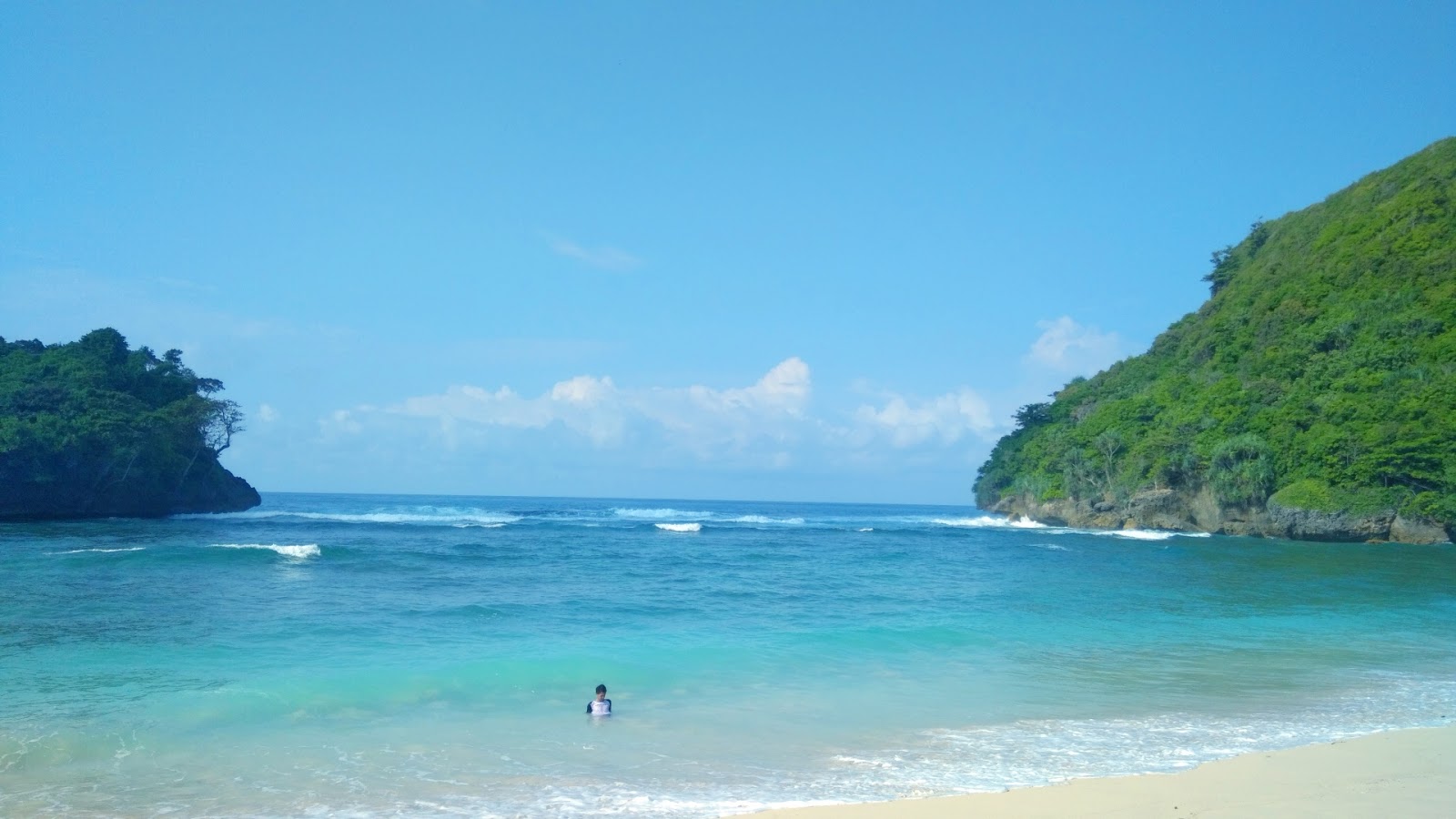 Photo de Yosua Beach avec sable lumineux de surface