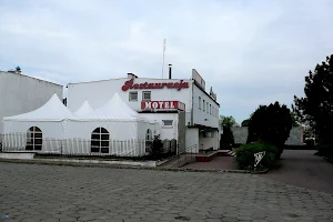 Zajazd Myśliwski Motel Restauracja Organizacja imprez okolicznościowych image