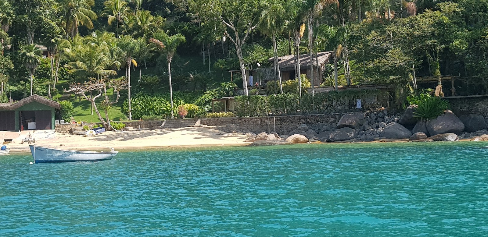 Foto von Praia do Flamenguinho mit heller feiner sand Oberfläche