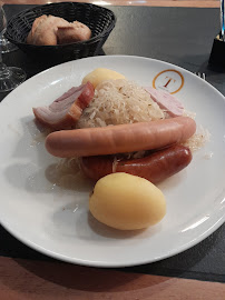 Choucroute d'Alsace du Restaurant 𝐋𝐚 𝐓𝐚𝐯𝐞𝐫𝐧𝐞 𝐌𝐞𝐭𝐳 𝑇𝑎𝑏𝑙𝑒 𝑑𝑒 𝐶𝑎𝑟𝑎𝑐𝑡è𝑟𝑒 à Metz - n°10