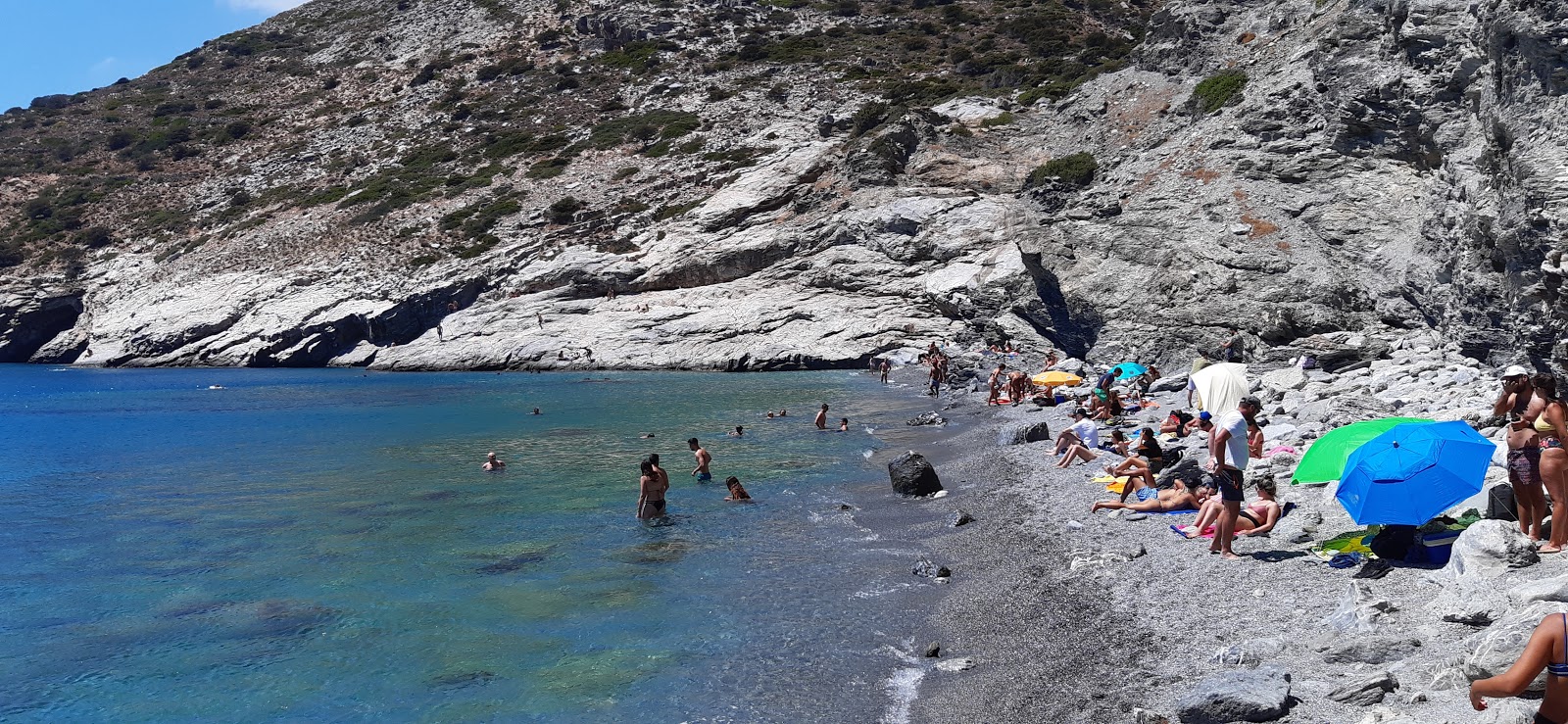 Paralia Mouros'in fotoğrafı dağlarla çevrili