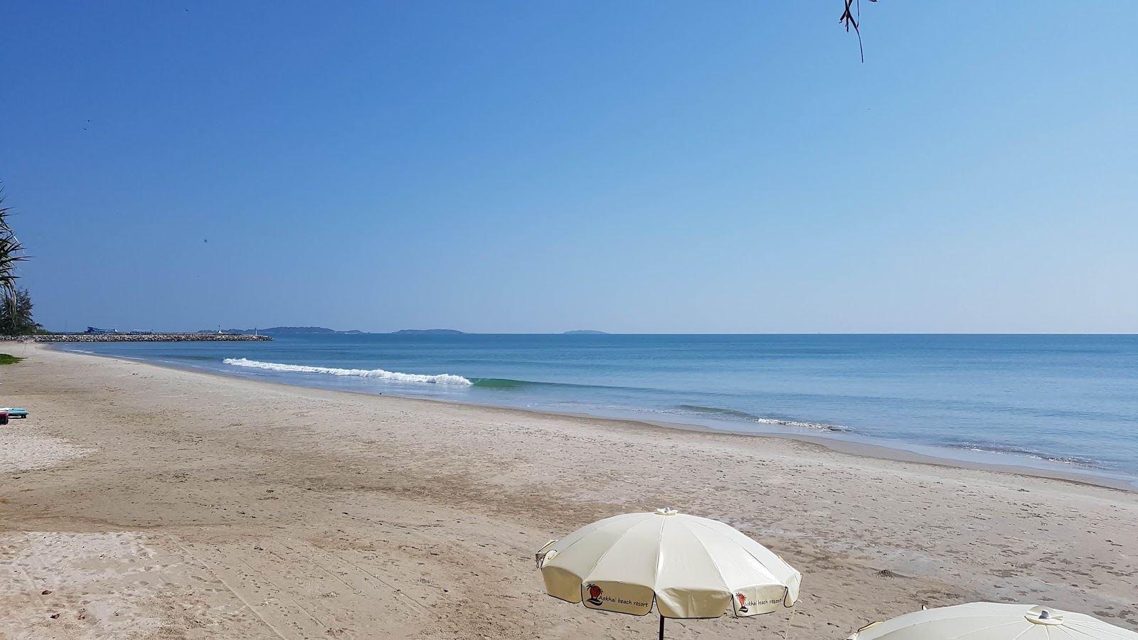Foto di Spiaggia di Ao Khai con una superficie del sabbia bianca fine