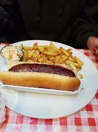 Hot-dog du Restaurant de cuisine américaine moderne Schwartz's à Paris - n°2