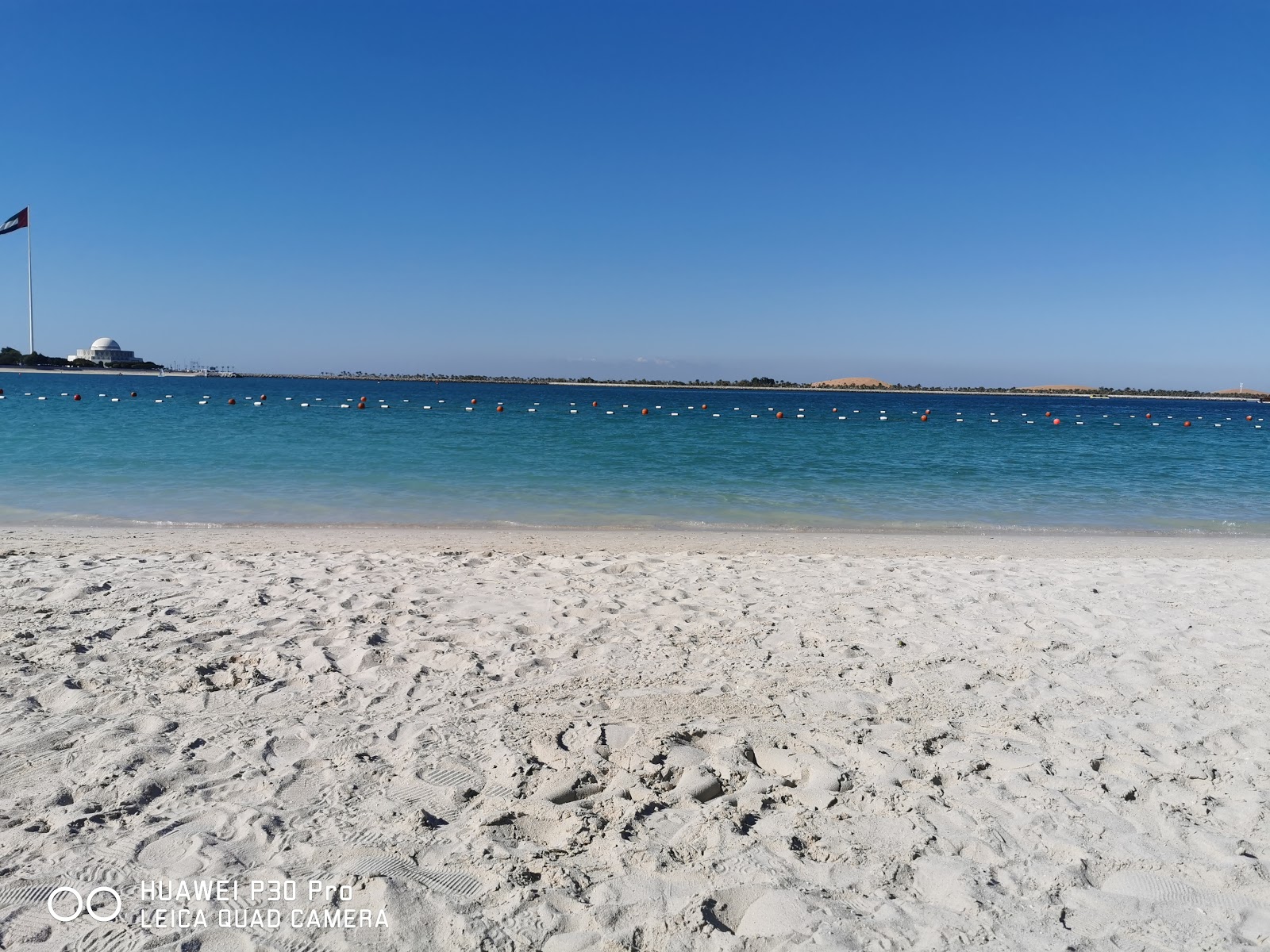 Corniche beach'in fotoğrafı turkuaz saf su yüzey ile
