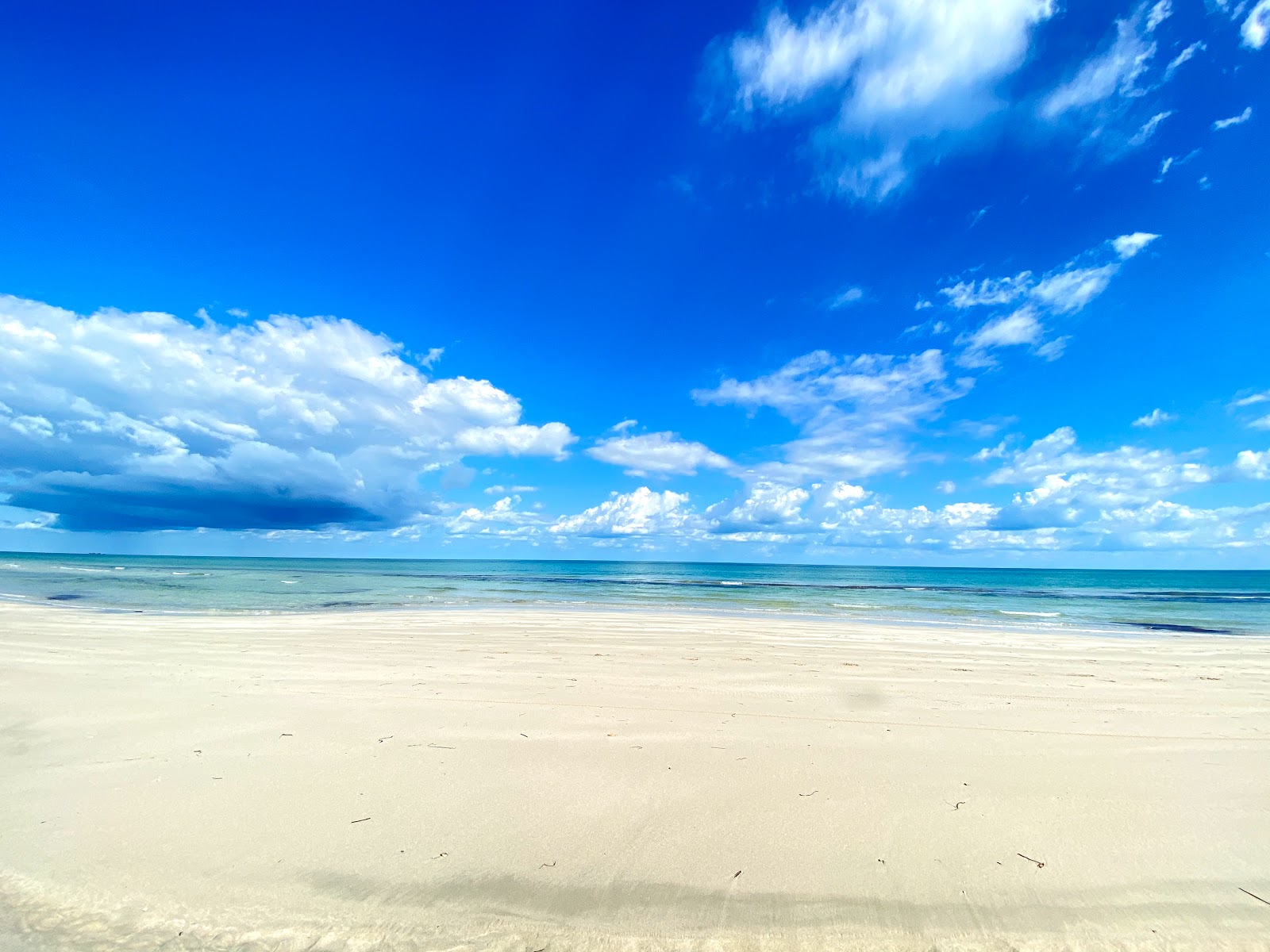 Foto von Plage El Hachen mit weißer sand Oberfläche