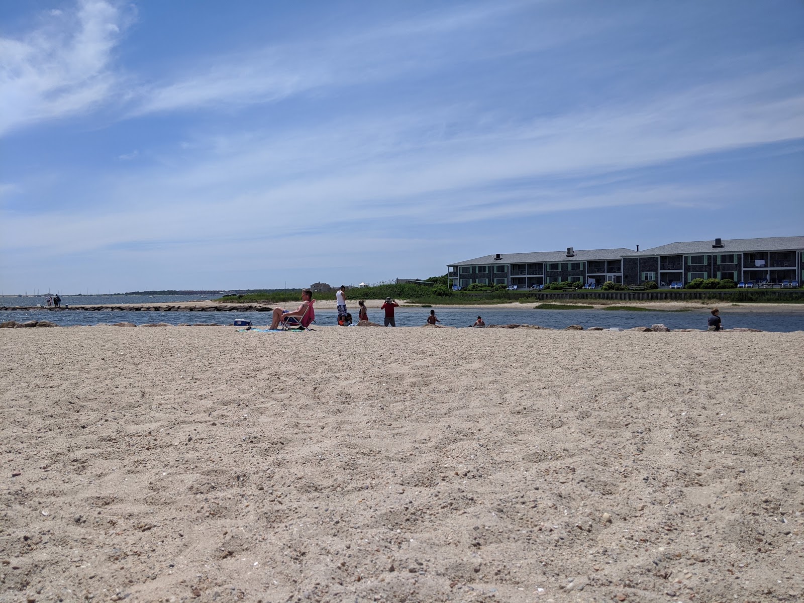Colonial Acres Beach的照片 带有宽敞的海岸