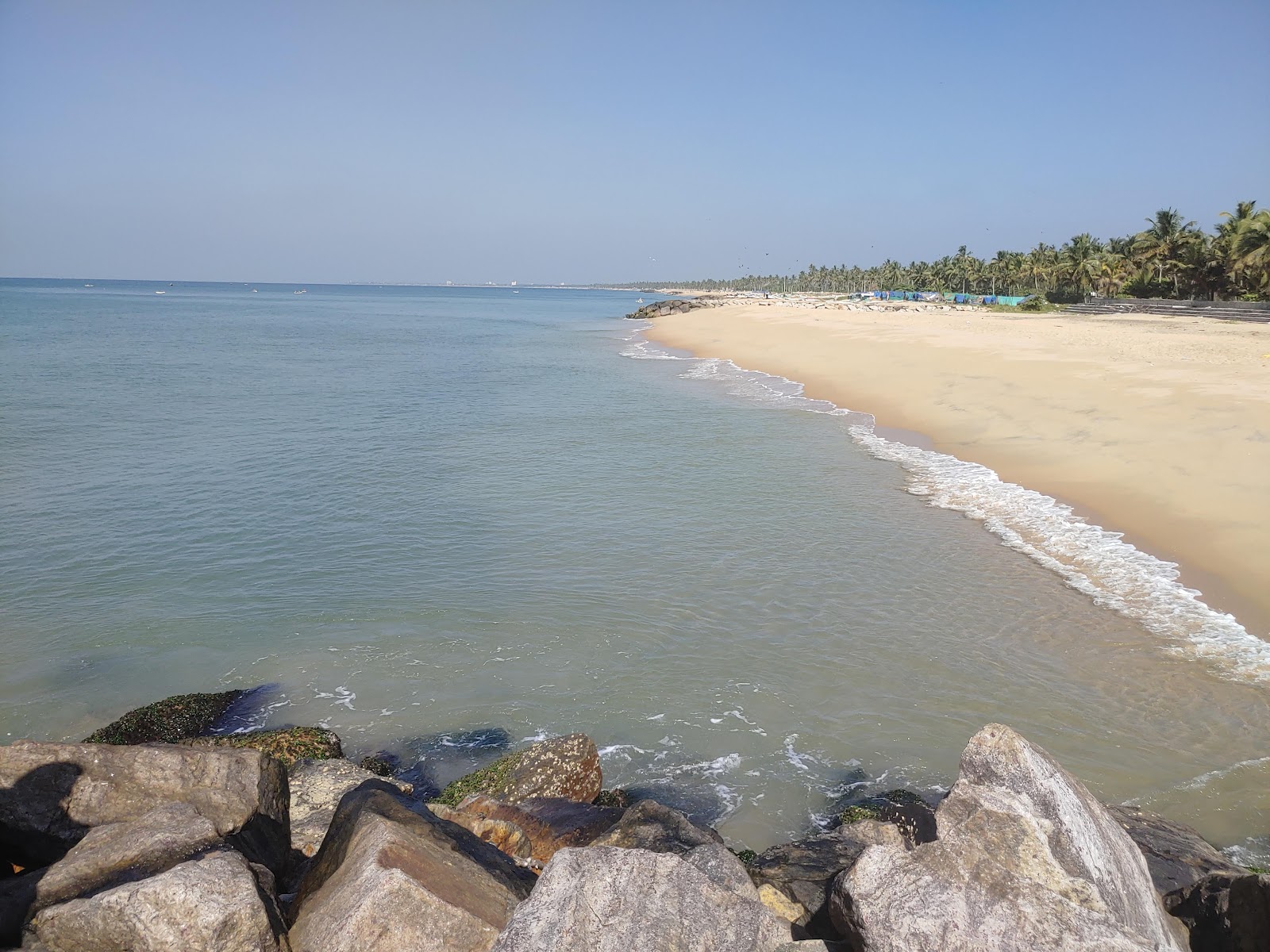 Foto von Kollam Beach und die siedlung