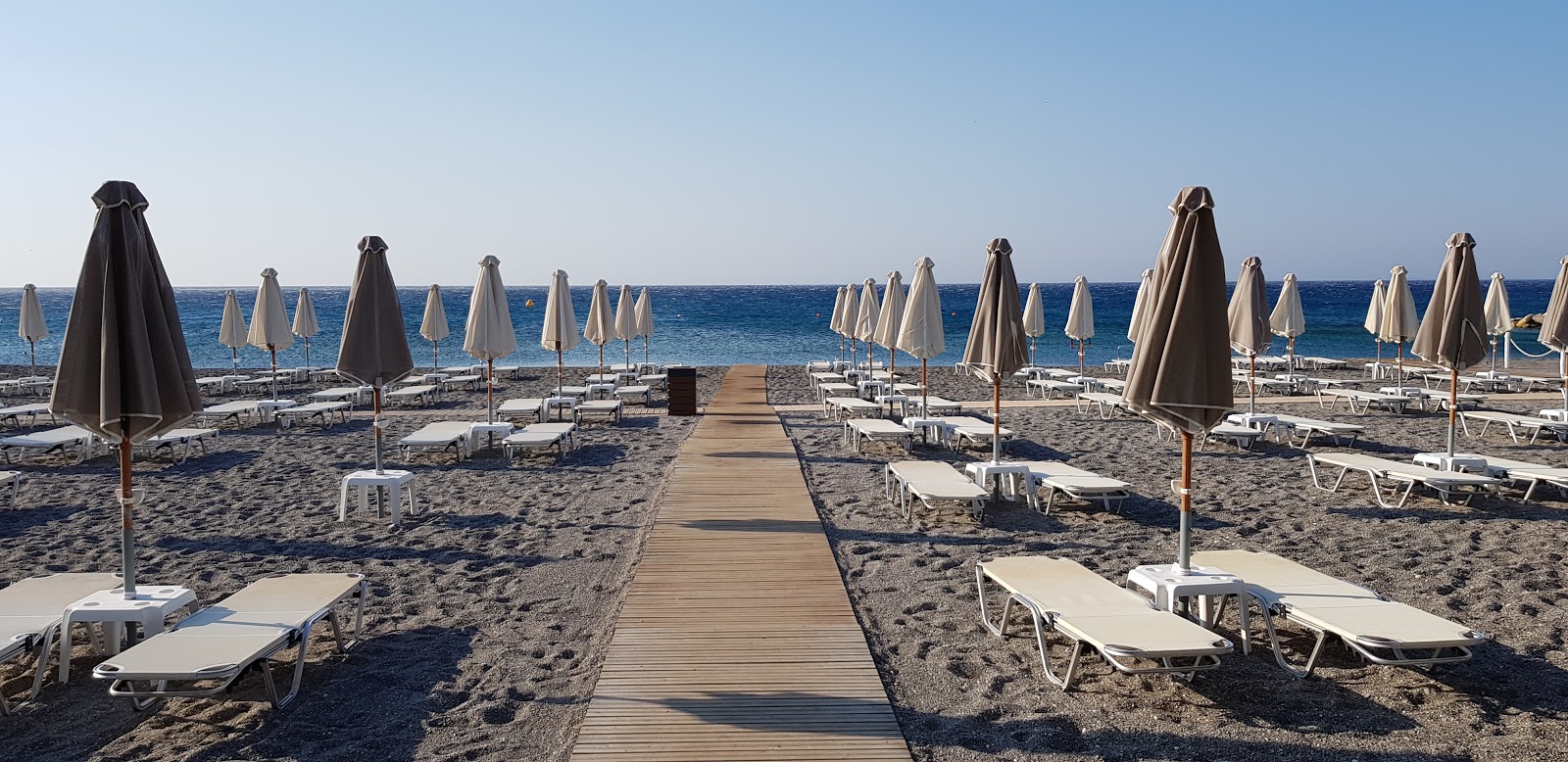 Photo de Katharada beach avec un niveau de propreté de partiellement propre