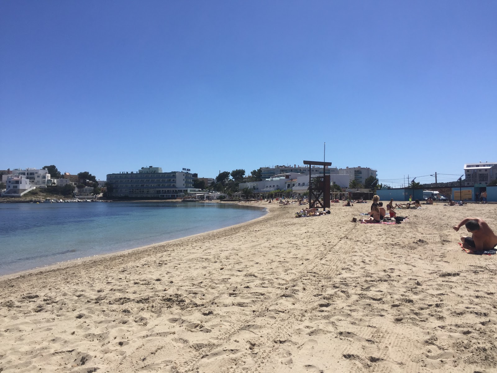 Playa de Talamanca'in fotoğrafı küçük koylar ile birlikte