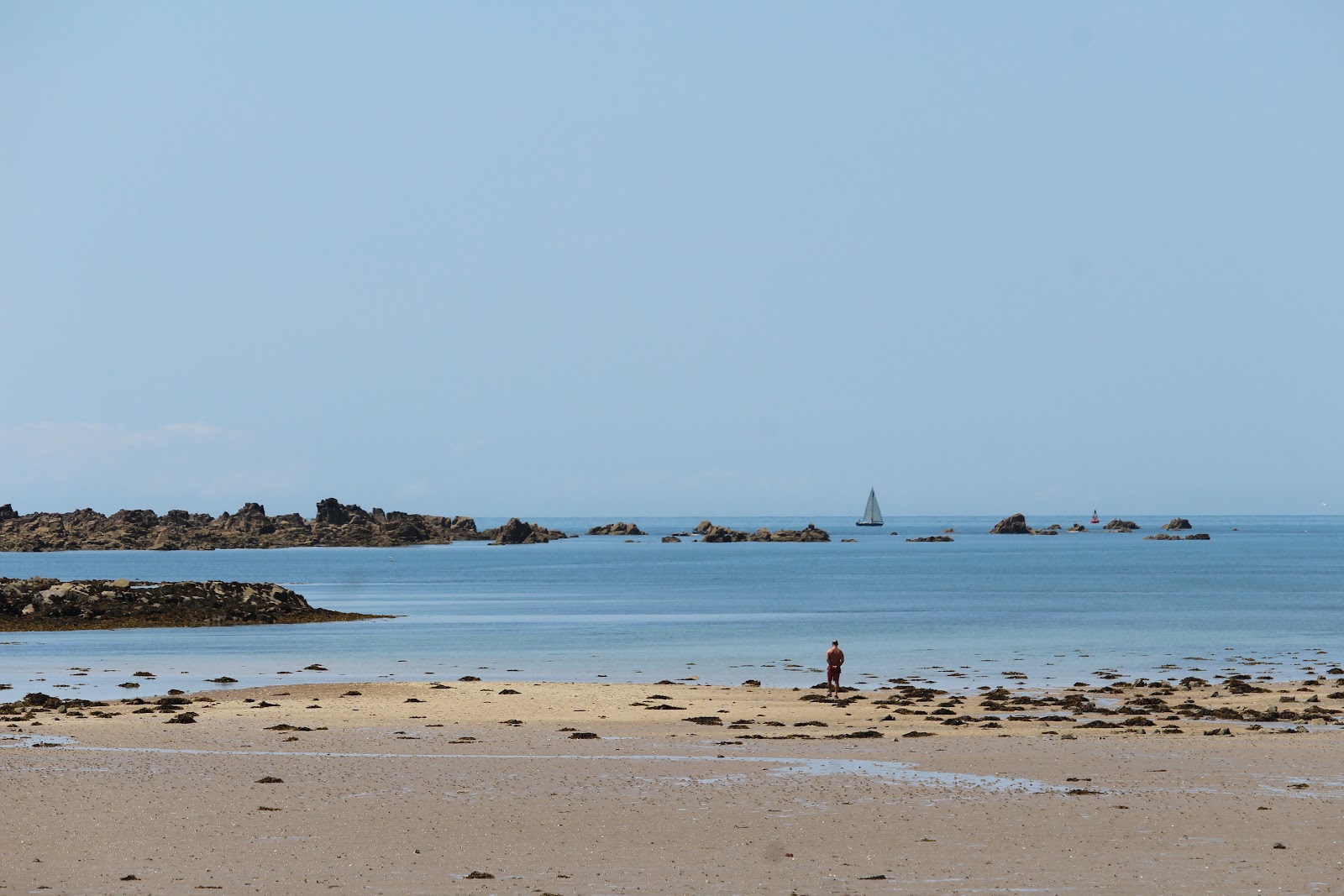 Foto di Green Island Beach con una superficie del sabbia beige