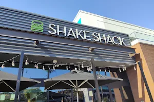 Shake Shack Encino Courtyard image