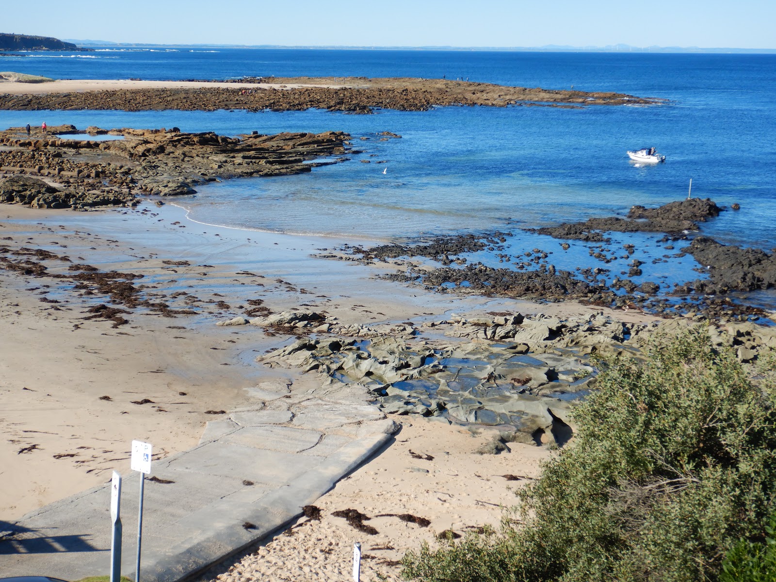 Foto von Cape Paterson Bay Beach von Klippen umgeben