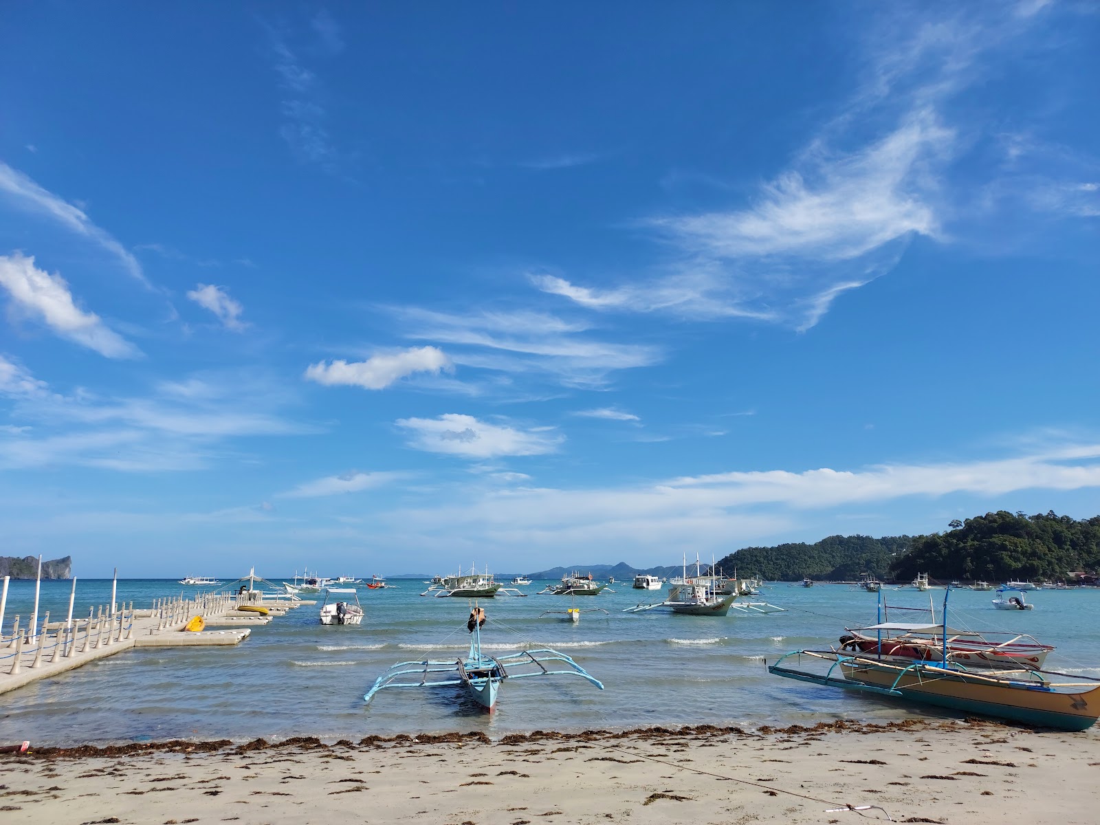 Foto von El Nido Beach und die siedlung