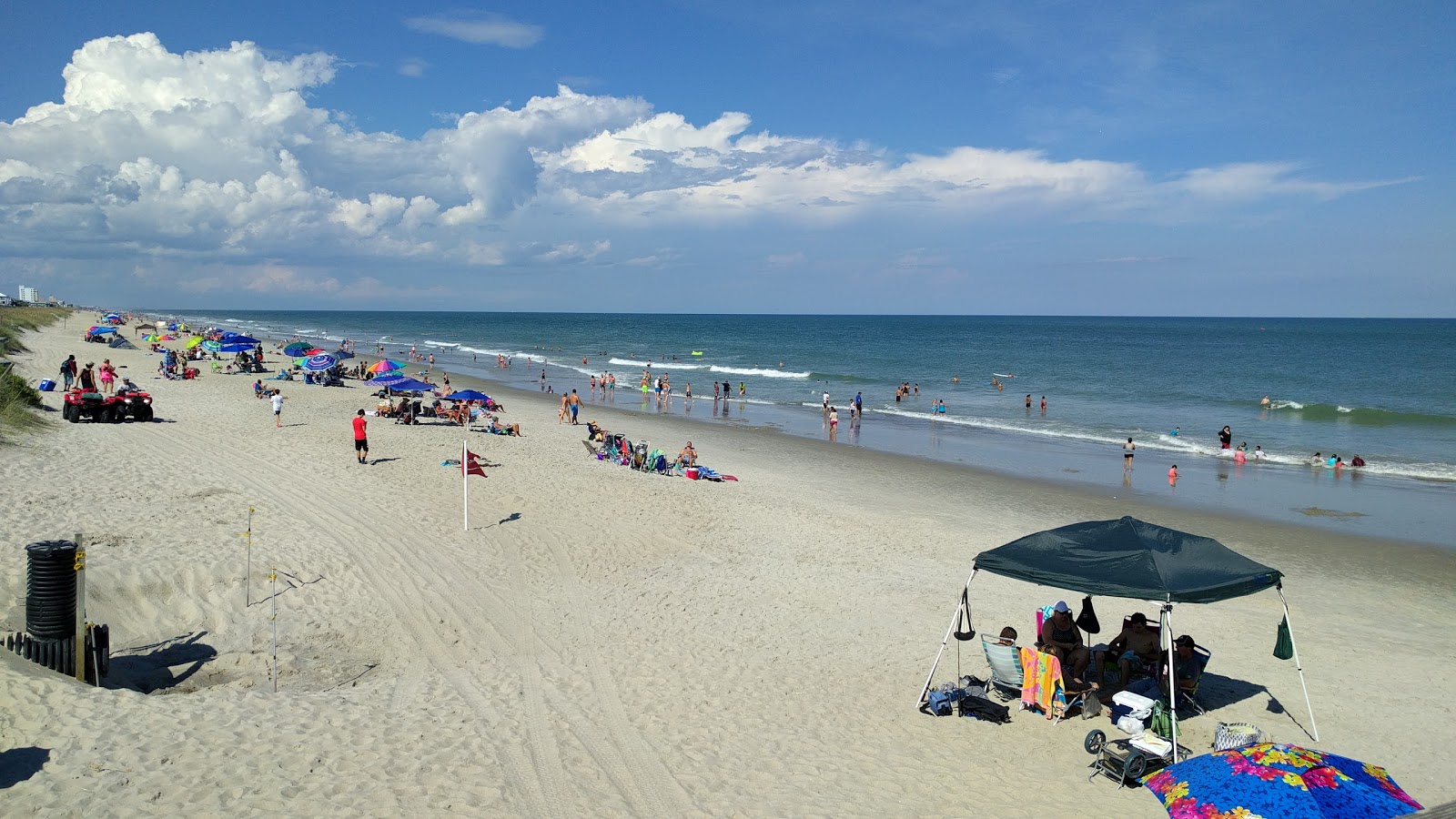 Foto di Kure beach con una superficie del acqua cristallina