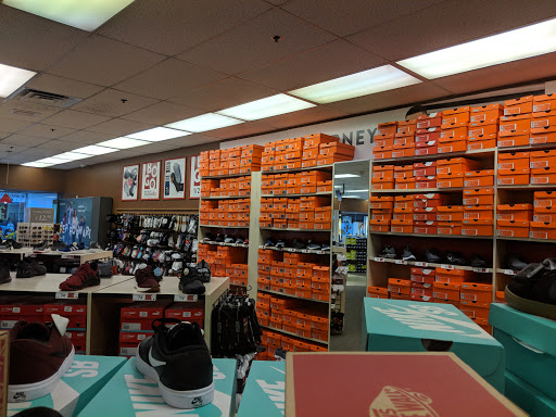 Shoe Store «Famous Footwear», reviews and photos, 5500 Grossmont Center Dr, La Mesa, CA 91942, USA