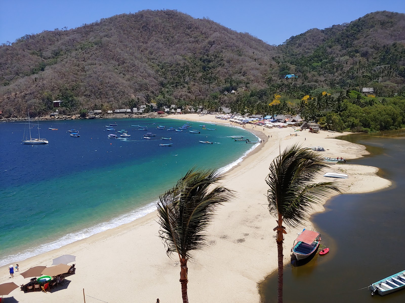 Yelapa beach的照片 带有碧绿色纯水表面