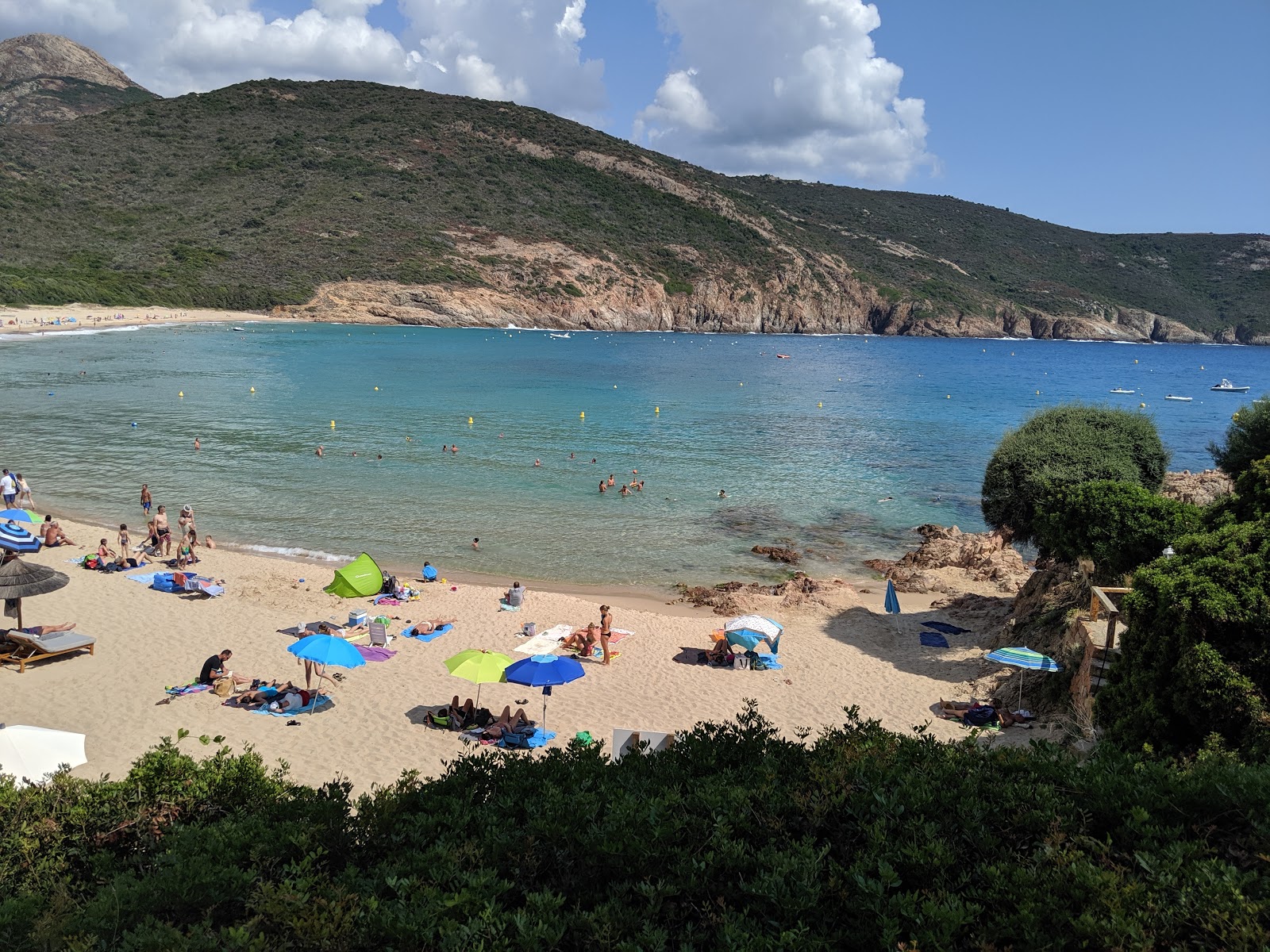 Photo de Plage d'Arone avec sable fin et lumineux de surface