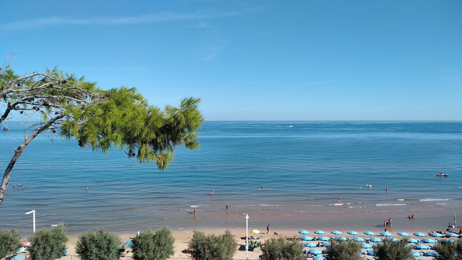 Valokuva Spiaggia di San Menaioista. ja asutus