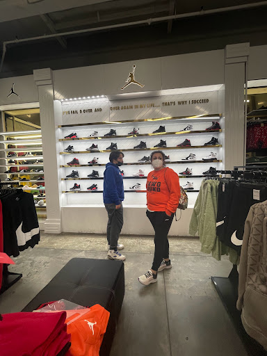 Shoe Store «Shoe Palace», reviews and photos, 8155 Camino Arroyo #13, Gilroy, CA 95020, USA