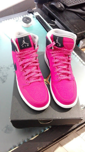 Stores to buy women's guess sneakers Prague