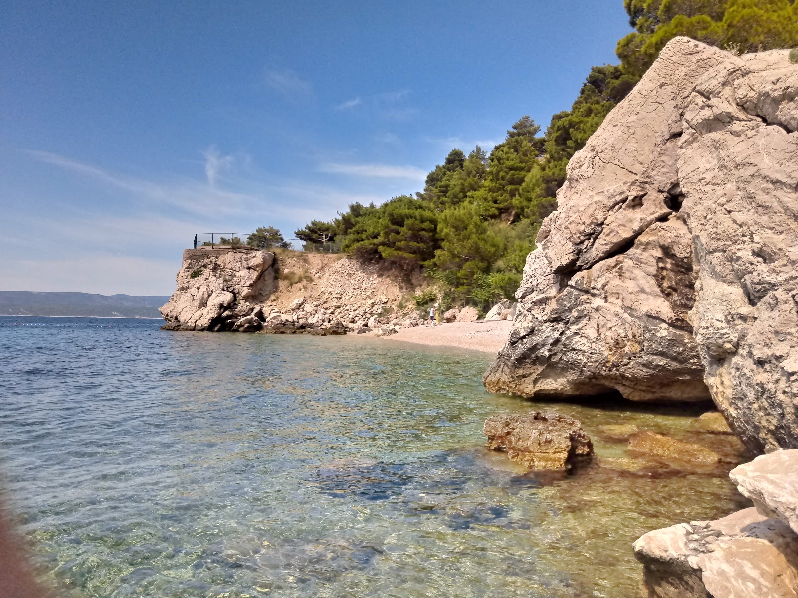 Foto av Borka beach och dess vackra landskap