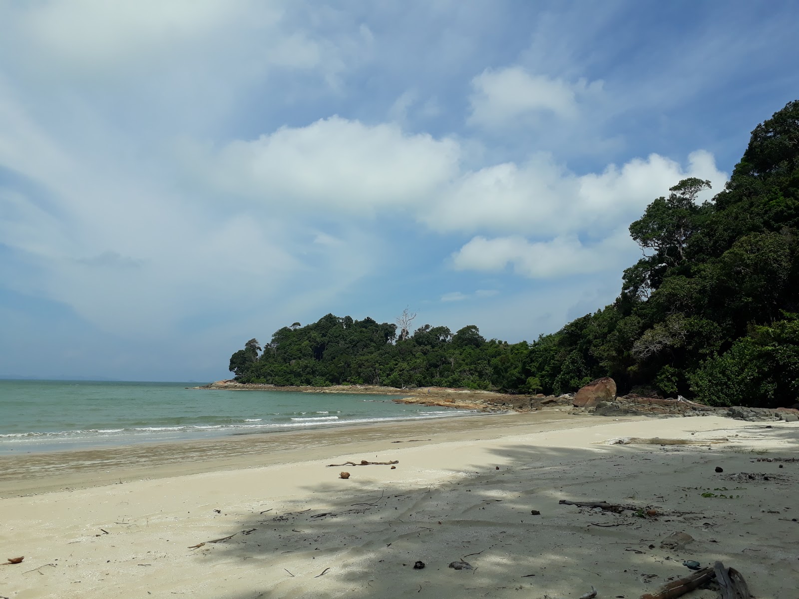 Pasir Lanun Beach的照片 带有宽敞的海岸