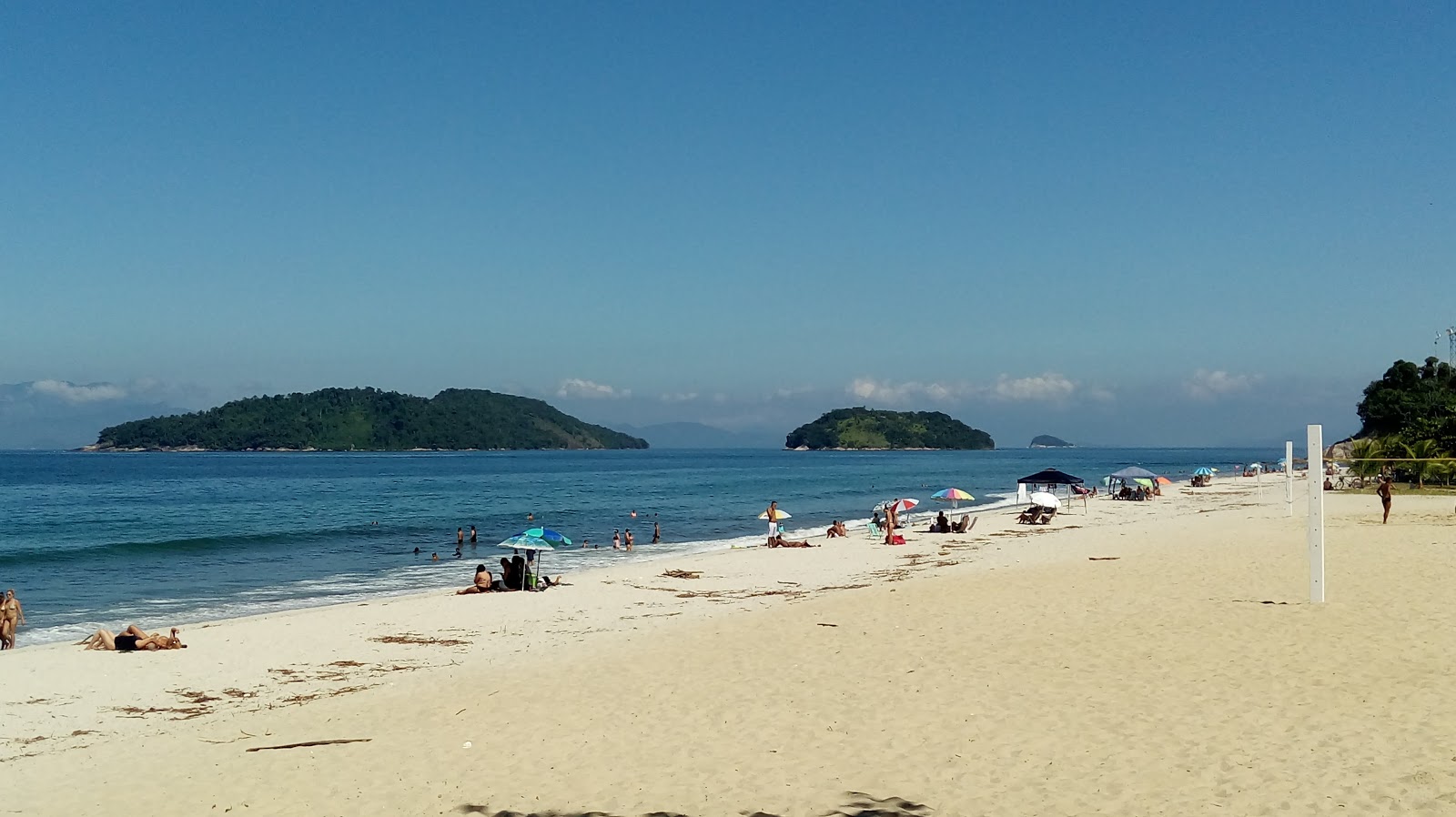 Foto di Villaggio residenziale sulla spiaggia con costa lunga e dritta