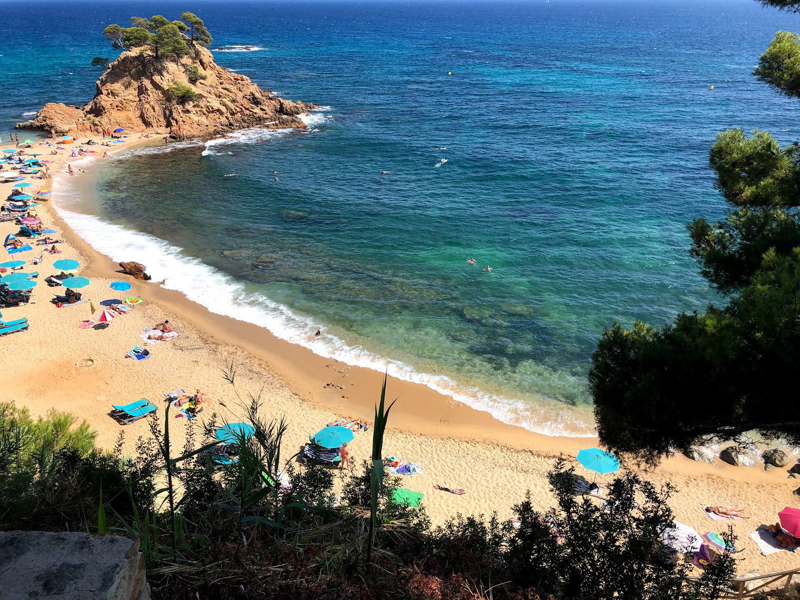 Cala Cap Roig的照片 带有明亮的沙子和岩石表面