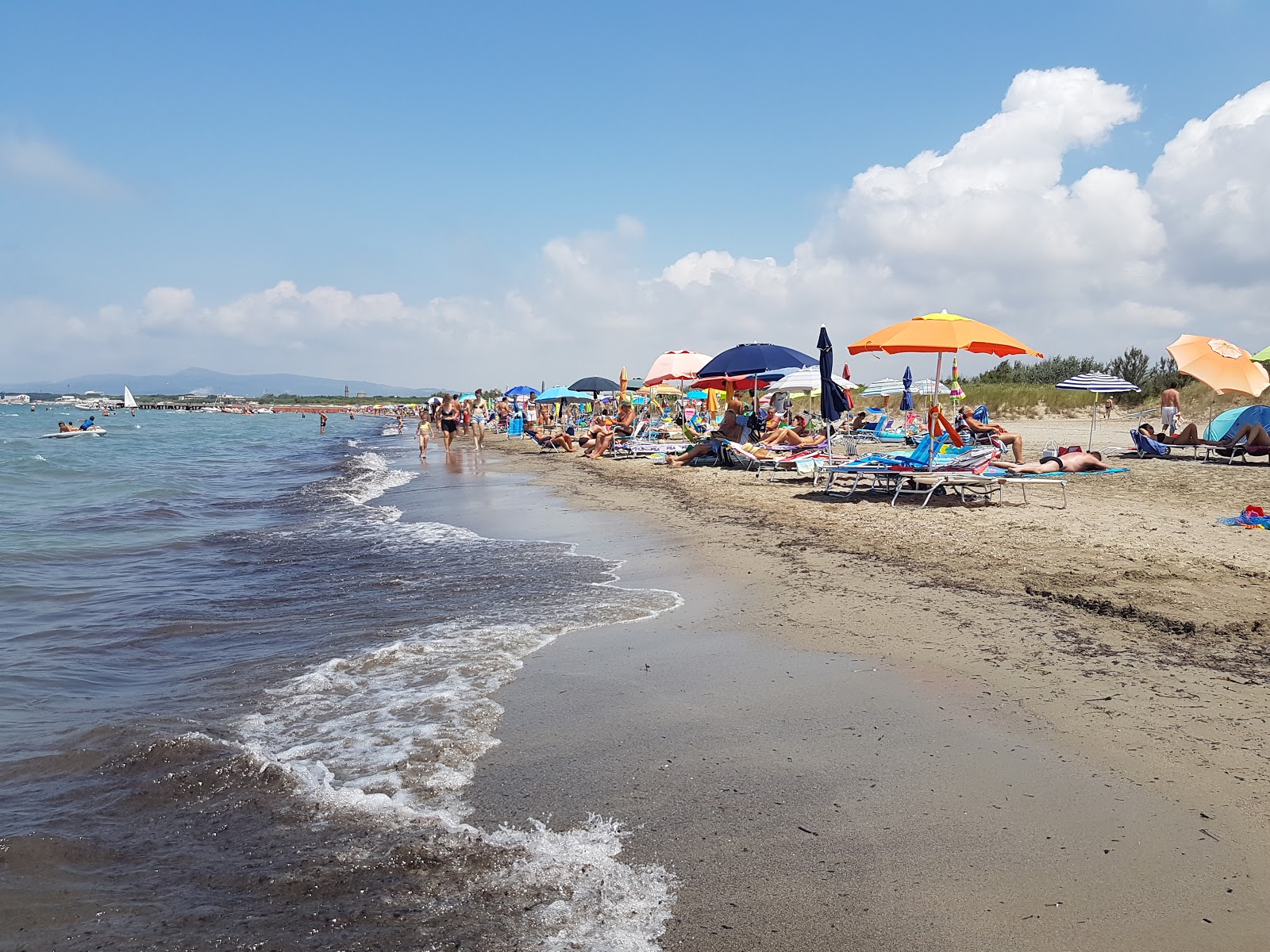 Mazzanta beach'in fotoğrafı kahverengi kum yüzey ile