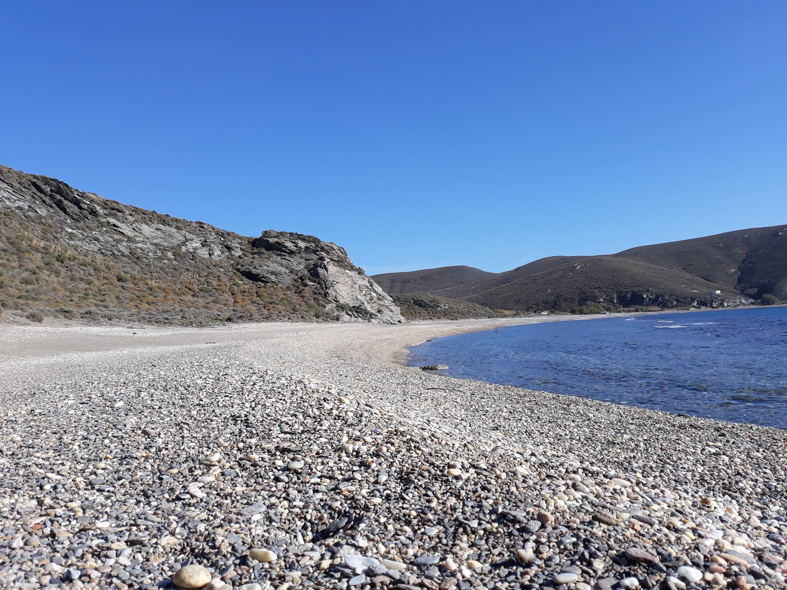 Foto von Lemnos Beach von Klippen umgeben