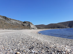 Foto von Lemnos Beach von Klippen umgeben