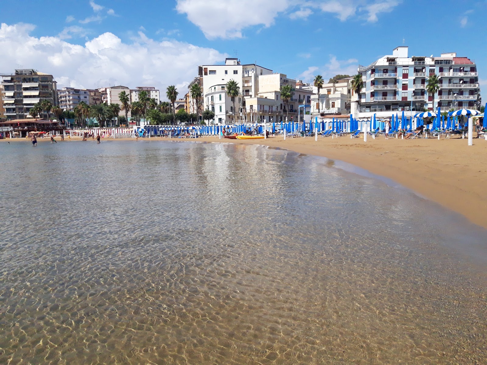 Crotone beach'in fotoğrafı geniş plaj ile birlikte
