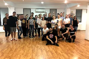 Ikim Dance - cursuri de dans pentru adulți ✨ image