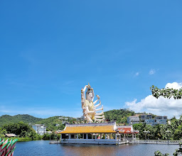 Wat Plai Laem photo