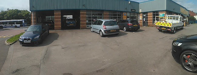 Reviews of Halfords Autocentre Leeds (Low Road) in Leeds - Auto repair shop