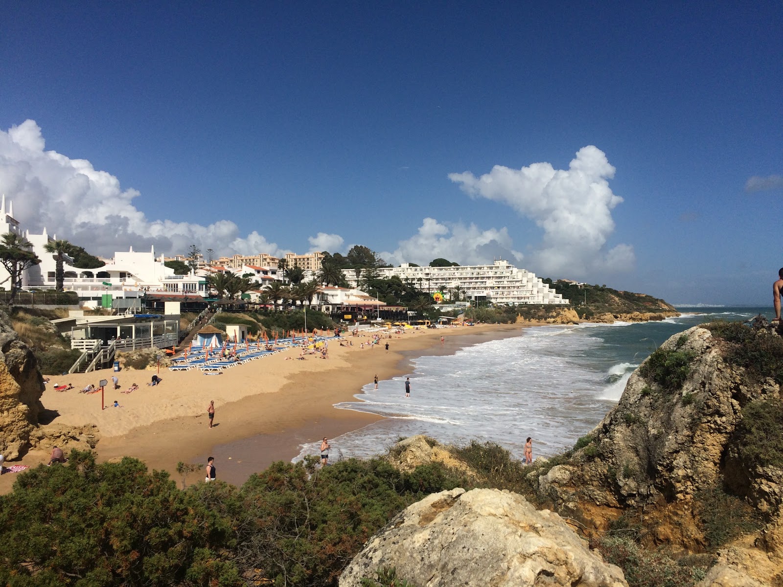 Photo de Praia da Oura avec plage spacieuse