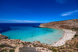 Foto von Dei Conigli Strand mit geräumige bucht