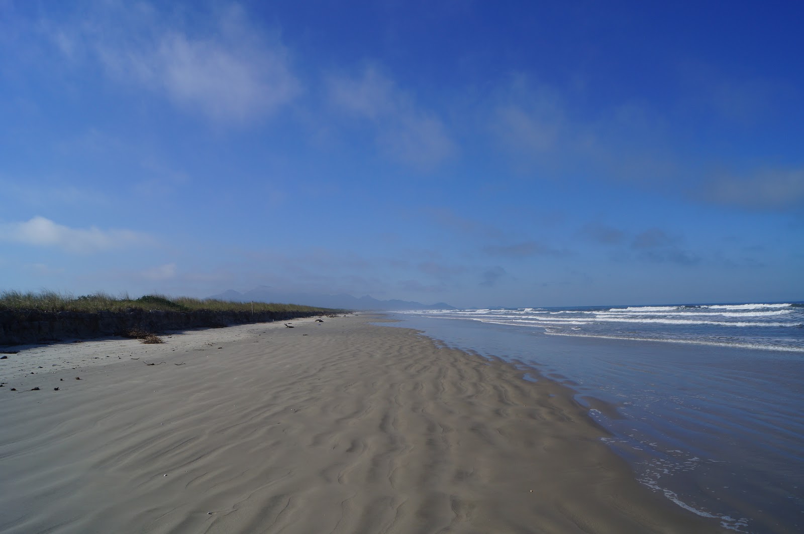Foto van Strand van Pontal da Ilha met helder zand oppervlakte