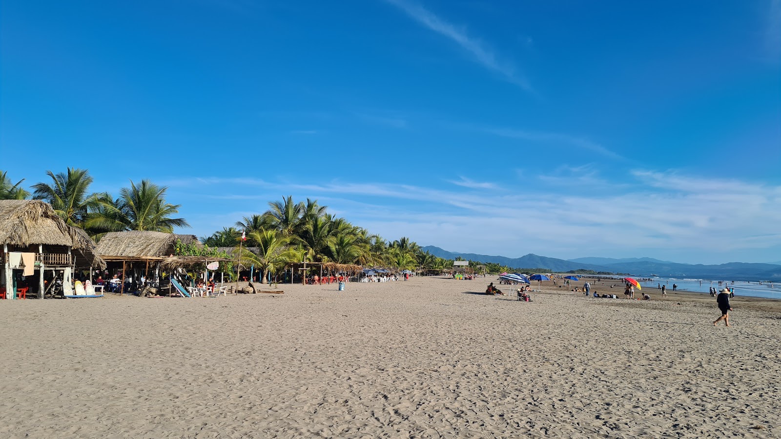 Foto de El Borrego beach com areia fina e brilhante superfície