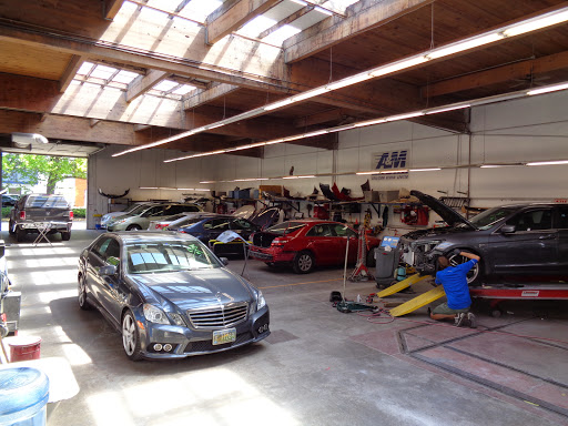 Auto Body Shop «A & M Autobody Collision Repair Center», reviews and photos, 430 W 1st Ave, Eugene, OR 97401, USA